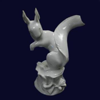 Bílá soška, veverka - Míšeň (Meissen), Německo Bílá soška, veverka - Míšeň (Meissen), Německo