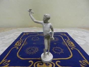 Porcelánová figurka, chlapec s vlaštovkou Porcelánová figurka, chlapec s vlaštovkou