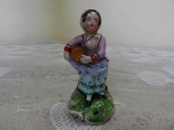Ručně malovaná figurka, dívka se soudkem, 19. stol Ručně malovaná figurka, dívka se soudkem, 19. stol