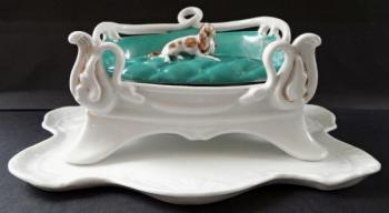 Ležící pes na sofa, kalamář - Klášterec Ležící pes na sofa, kalamář - Klášterec