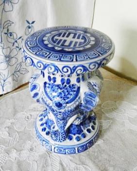 Malovaný porcelánový soklík Malovaný porcelánový soklík