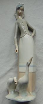 Porcelánová soška dáma s husy Porcelánová soška dáma s husy