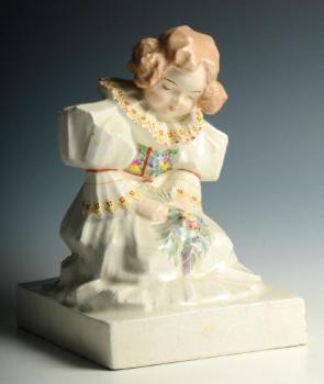 Klečící dívka v kroji Klečící dívka v kroji