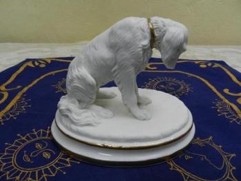 Bílá porcelánová soška, pes, značeno - Vídeň, 1855 Bílá porcelánová soška, pes, značeno - Vídeň, 1855