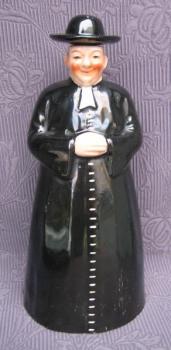 Láhev od likéru Pučelík, v podobě kněze  Láhev od likéru Pučelík, v podobě kněze