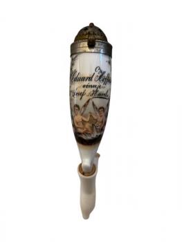 Porcelánová fajfka s miniaturou andílků Porcelánová fajfka s miniaturou andílků