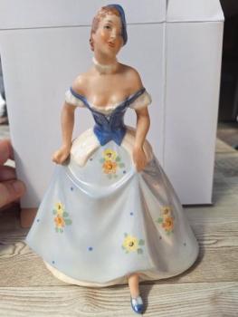 Porcelánová soška divky v modrém kloboučku Porcelánová soška divky v modrém kloboučku
