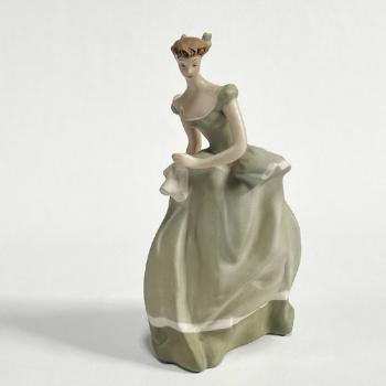 Porcelánová soška – dáma s kapesníčkem